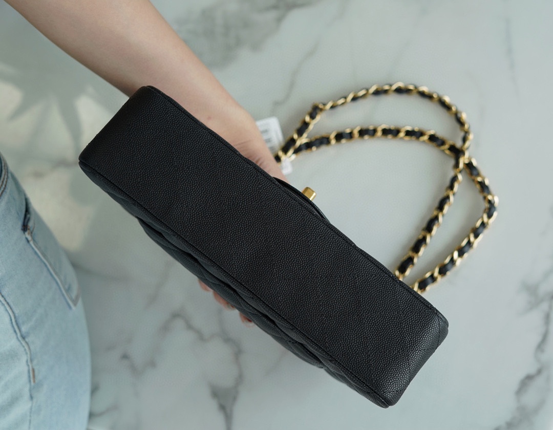 샤넬 클래식 미듐 블랙 금장 캐비어