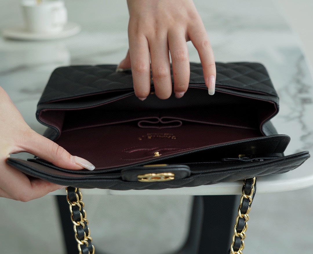 샤넬 클래식 미듐 블랙 금장 캐비어