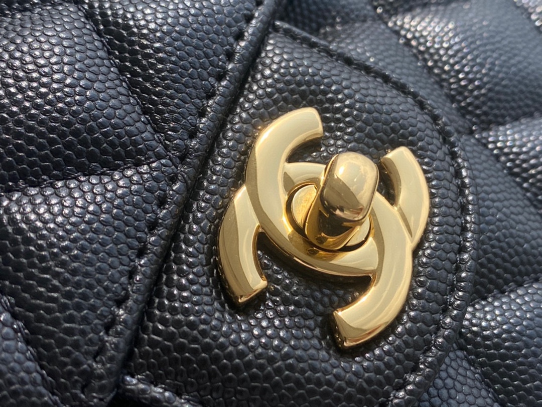 샤넬 클래식 미듐 블랙 금장 캐비어