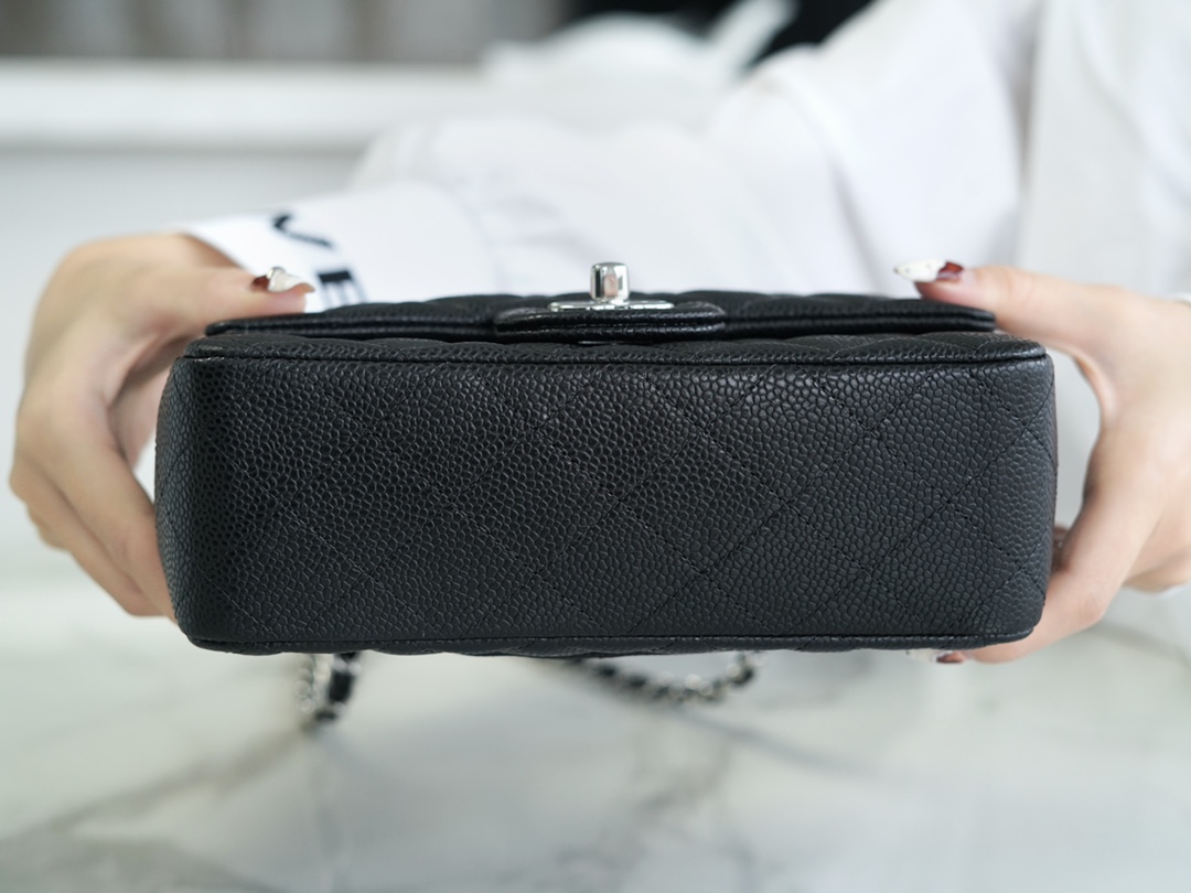 샤넬 클래식 미니 블랙 은장 캐비어