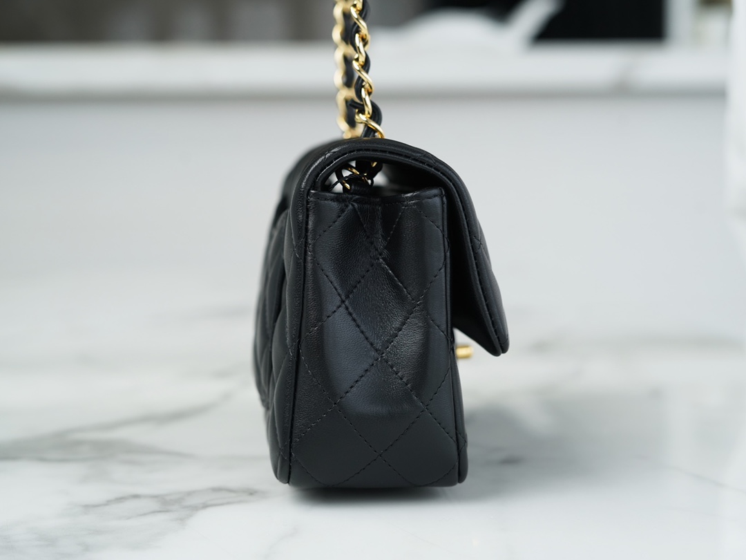샤넬 클래식 미니 블랙 금장 램스킨
