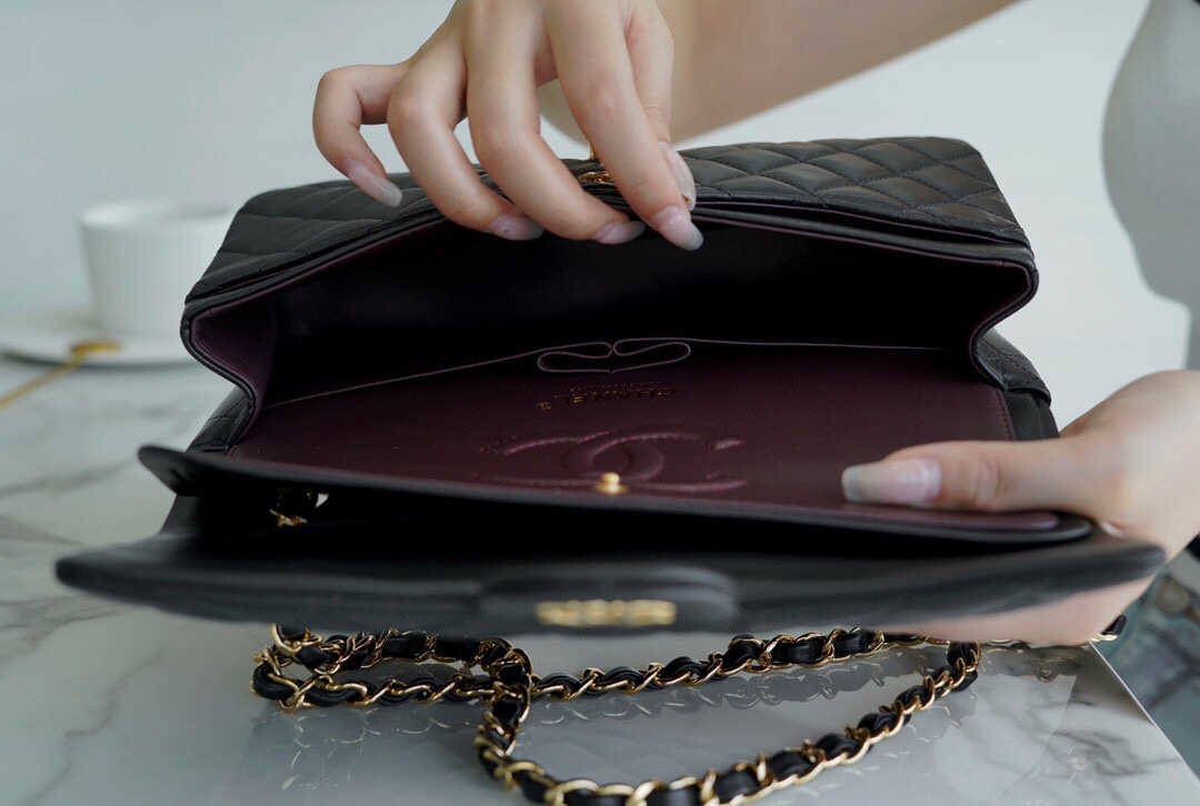 샤넬 클래식 미듐 블랙 금장 램스킨