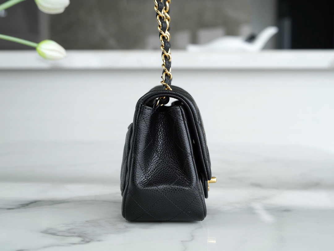 샤넬 클래식 뉴미니 블랙 금장