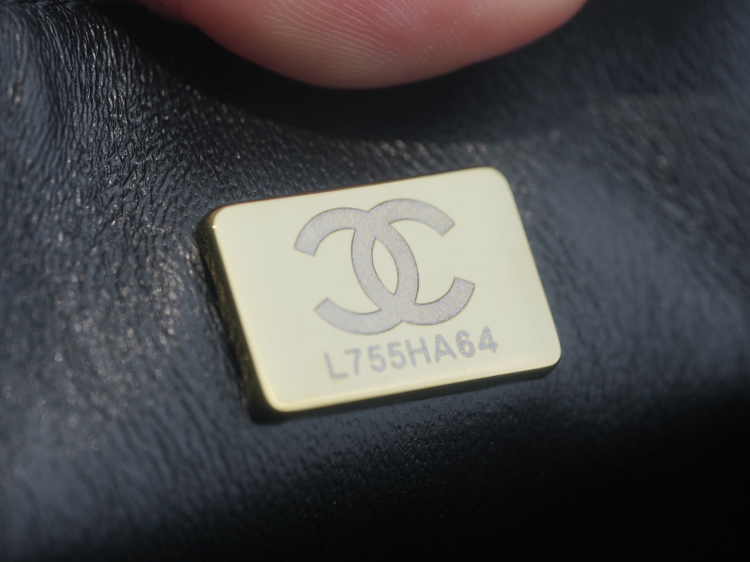 샤넬 클래식 뉴미니 블랙 금장 램스킨