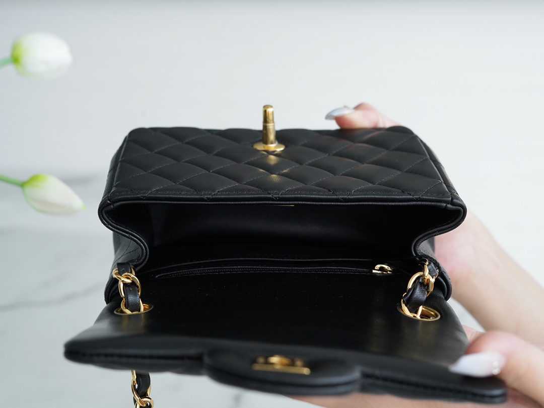 샤넬 클래식 뉴미니 블랙 금장 램스킨