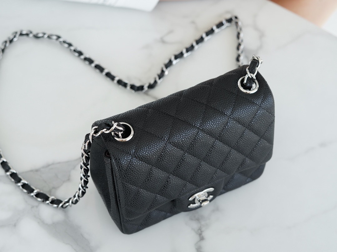 샤넬 클래식 뉴미니 블랙 은장 캐비어