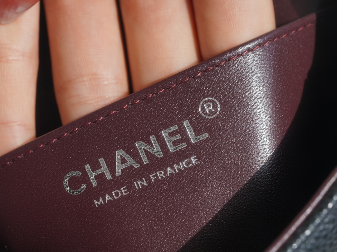 샤넬 클래식 뉴미니 블랙 은장 캐비어