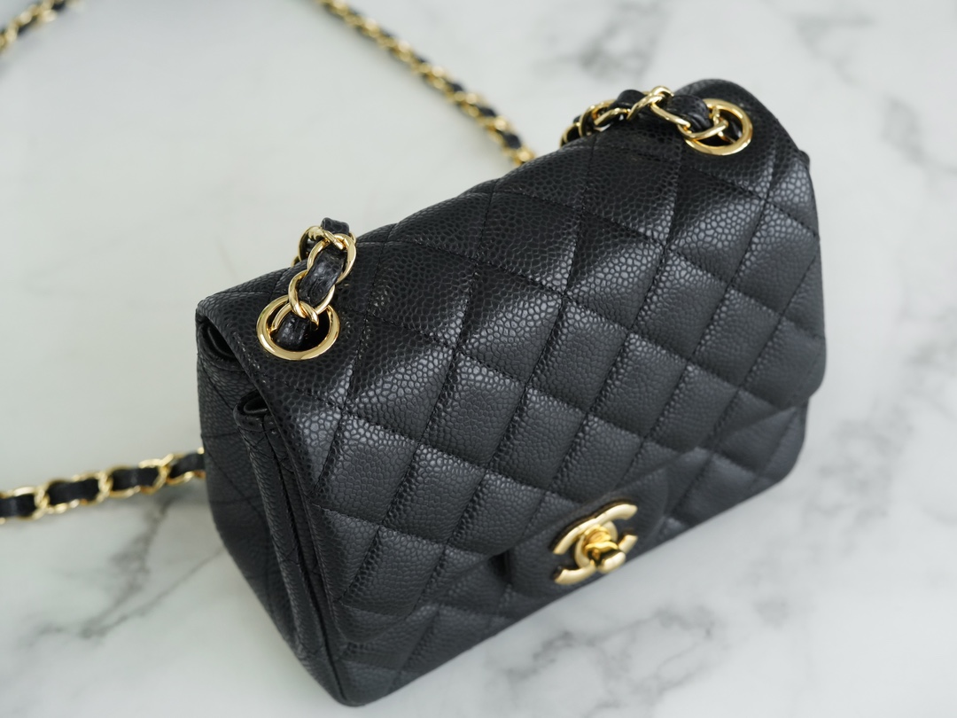 샤넬 클래식 뉴미니 블랙 금장 캐비어