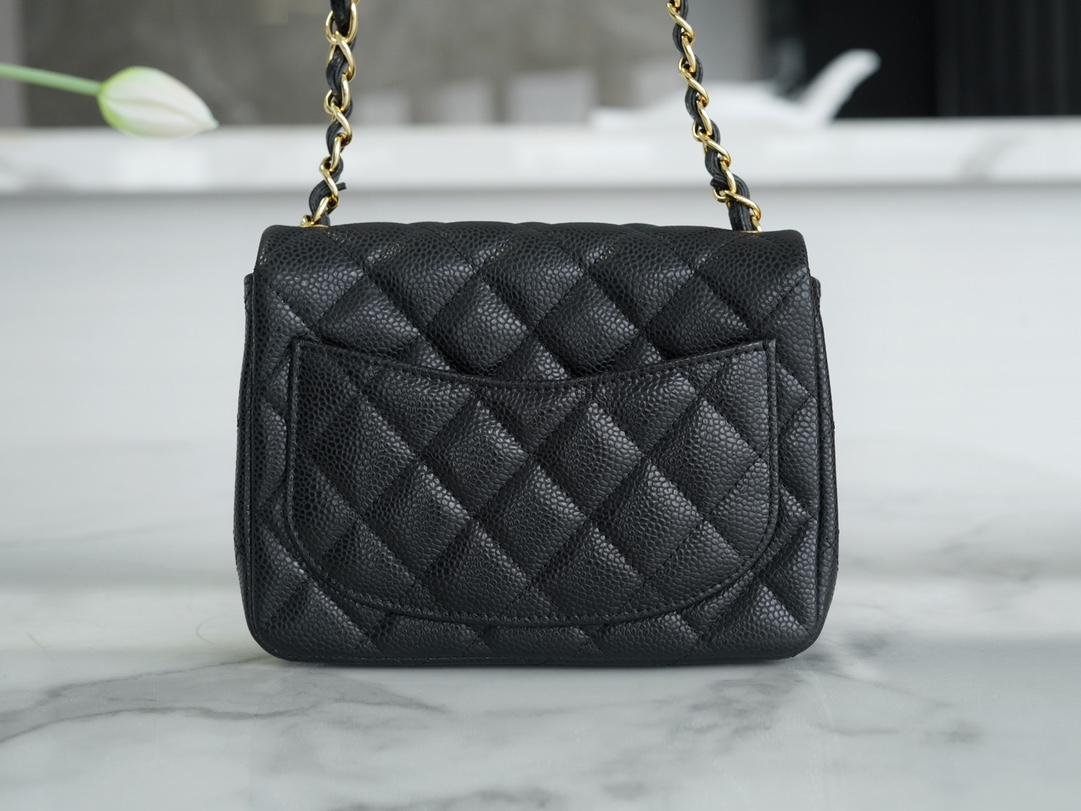 샤넬 클래식 뉴미니 블랙 금장 캐비어