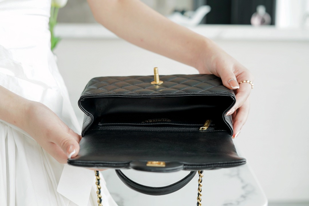 샤넬 클래식 뉴미니 탑핸들 플랩백 블랙 금장