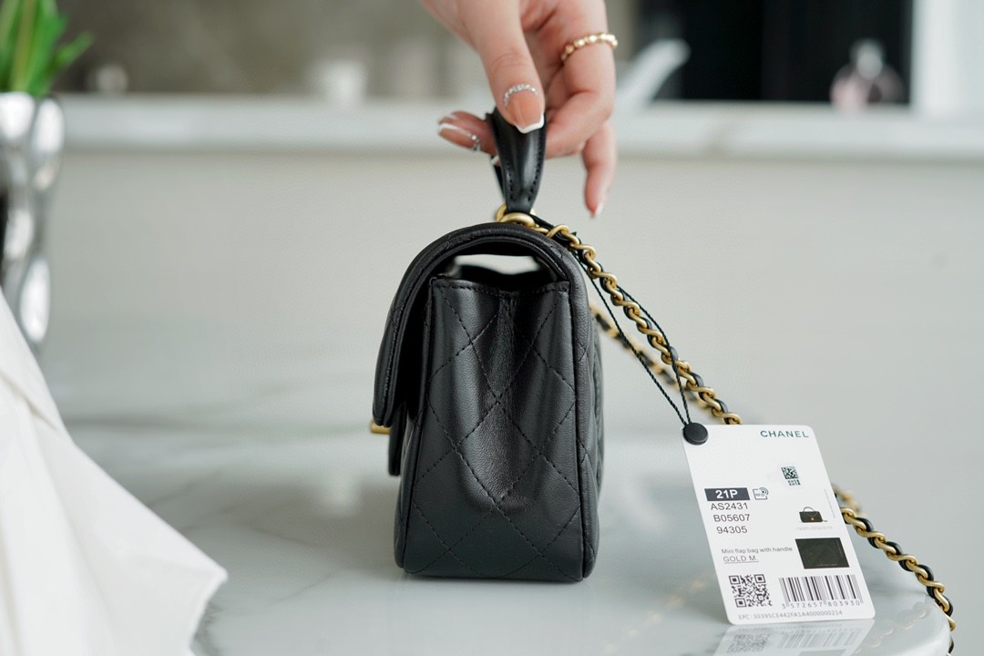 샤넬 클래식 뉴미니 탑핸들 플랩백 블랙 금장