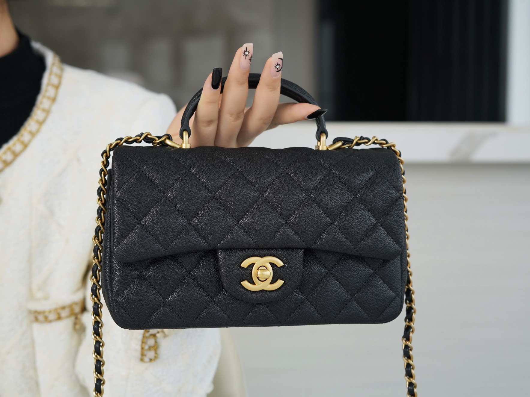 샤넬 클래식 뉴미니 탑핸들 플랩백 블랙 캐비어