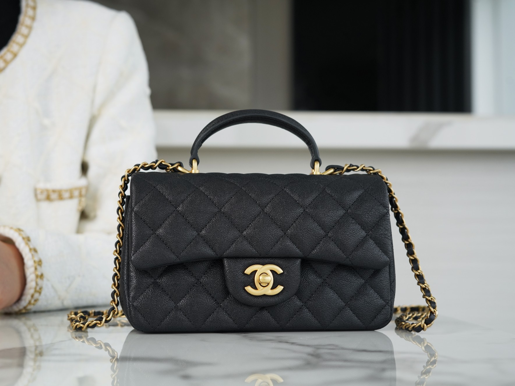 샤넬 클래식 뉴미니 탑핸들 플랩백 블랙 캐비어