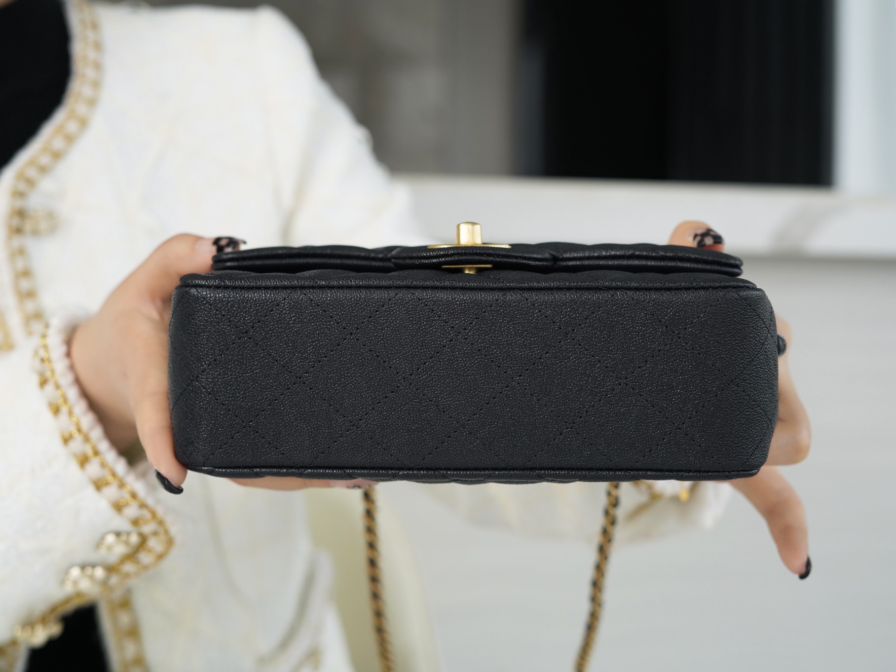 샤넬 클래식 뉴미니 탑핸들 플랩백 블랙 캐비어