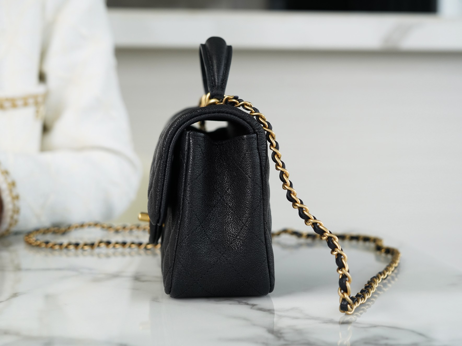 샤넬 클래식 뉴미니 탑핸들 플랩백 블랙 캐비어