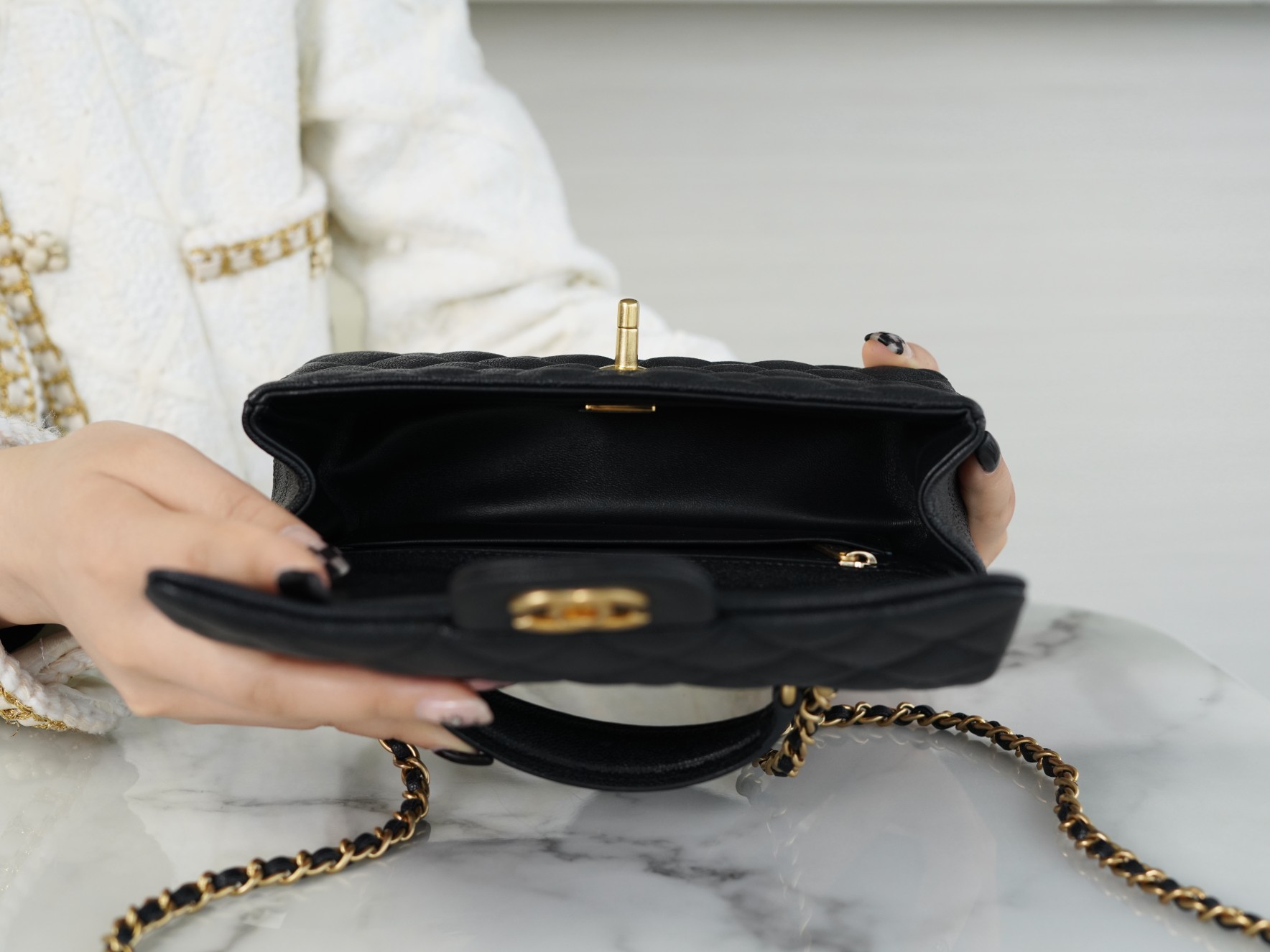 샤넬 클래식 뉴미니 탑핸들 플랩백 블랙 캐비어