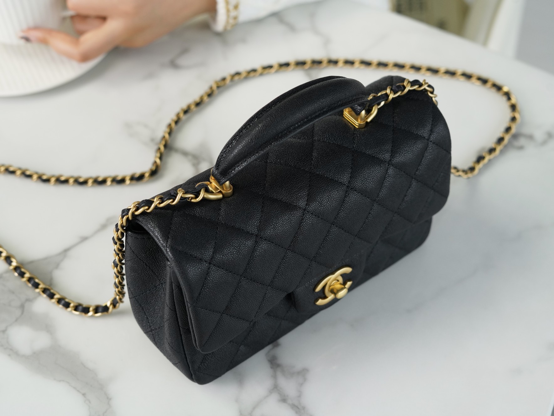 샤넬 클래식 뉴미니 탑핸들 플랩백 블랙 캐비어