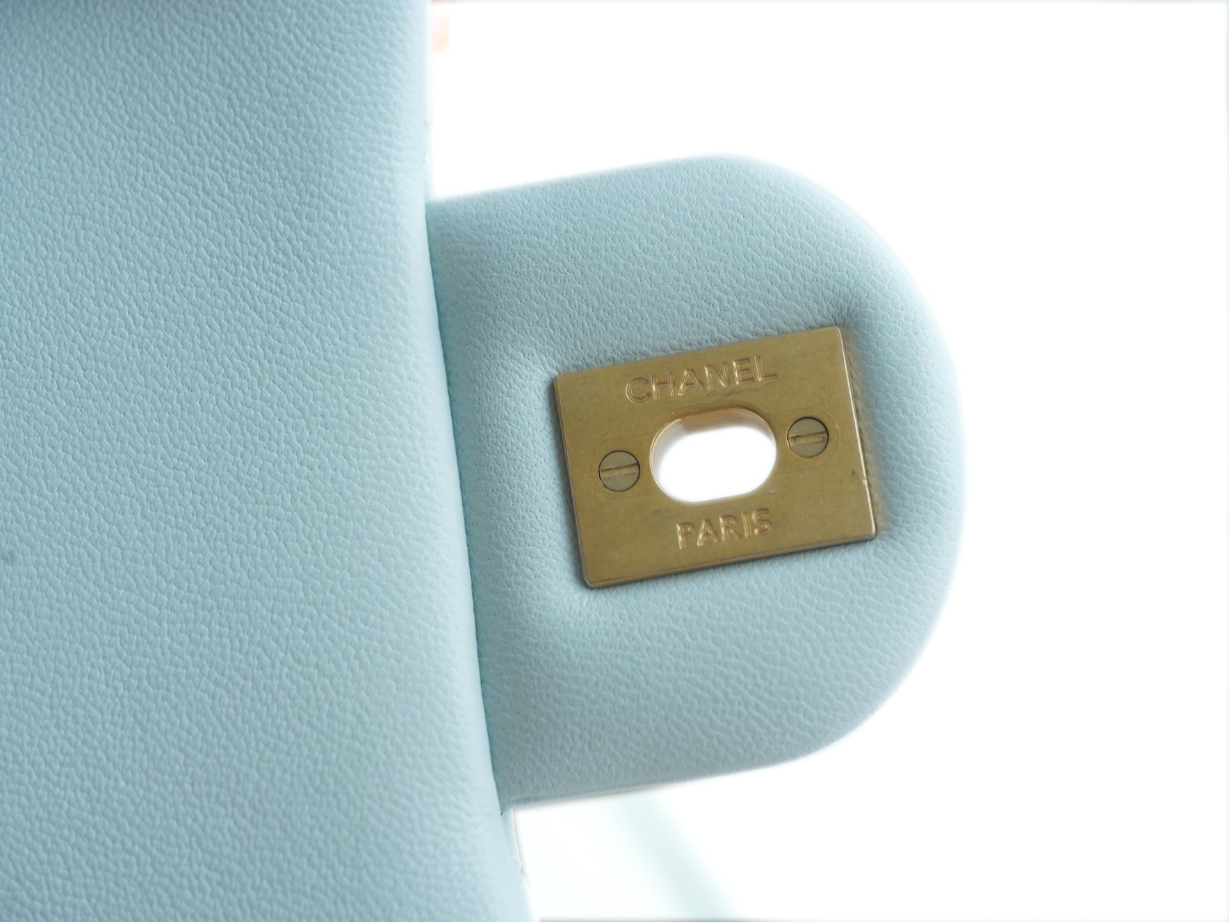 샤넬 클래식 플랩백 뉴미니 라이트블루 금장 까멜리아