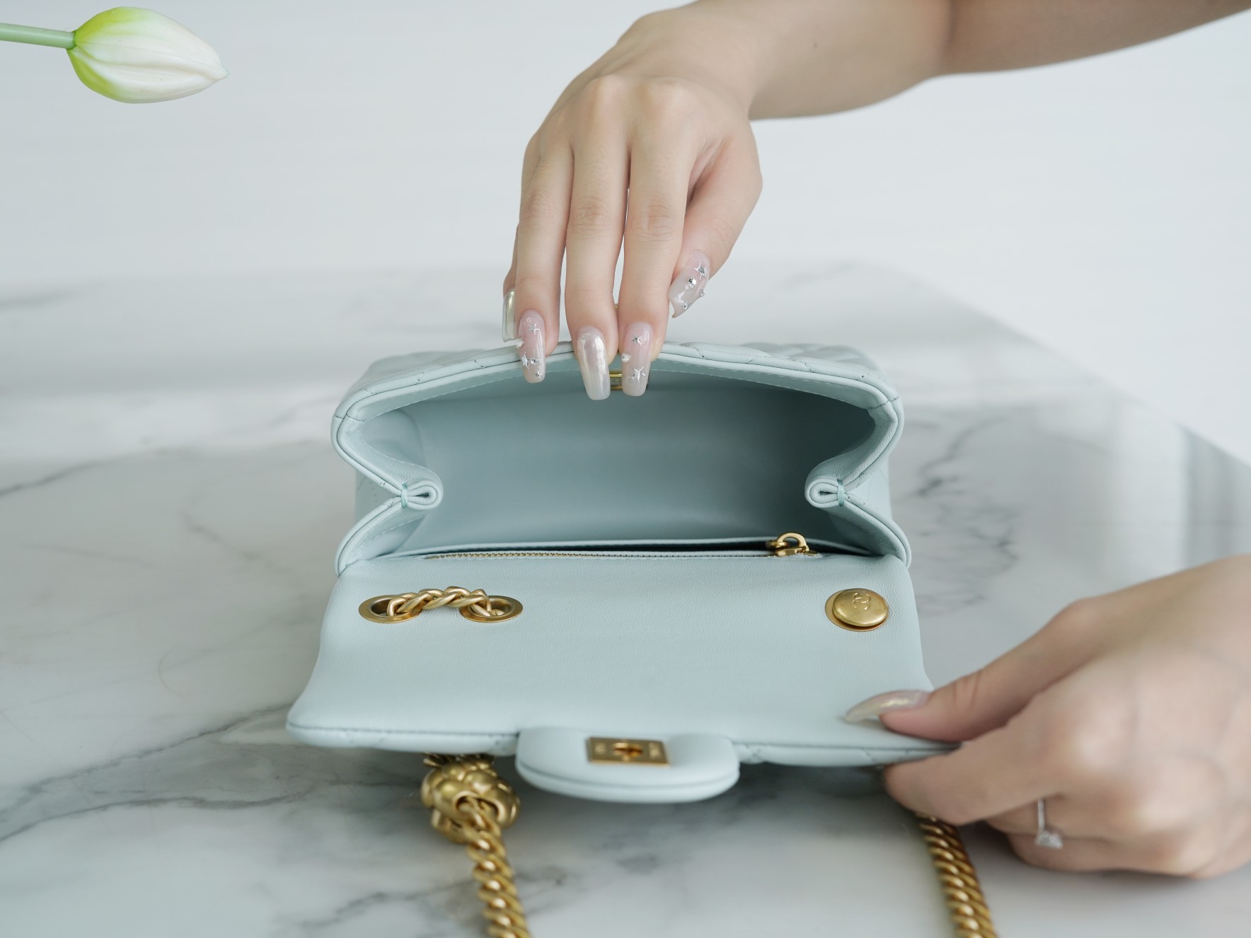 샤넬 클래식 플랩백 뉴미니 라이트블루 금장 까멜리아