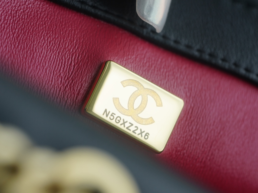 샤넬 클래식 플랩백 뉴미니 블랙 금장 까멜리아