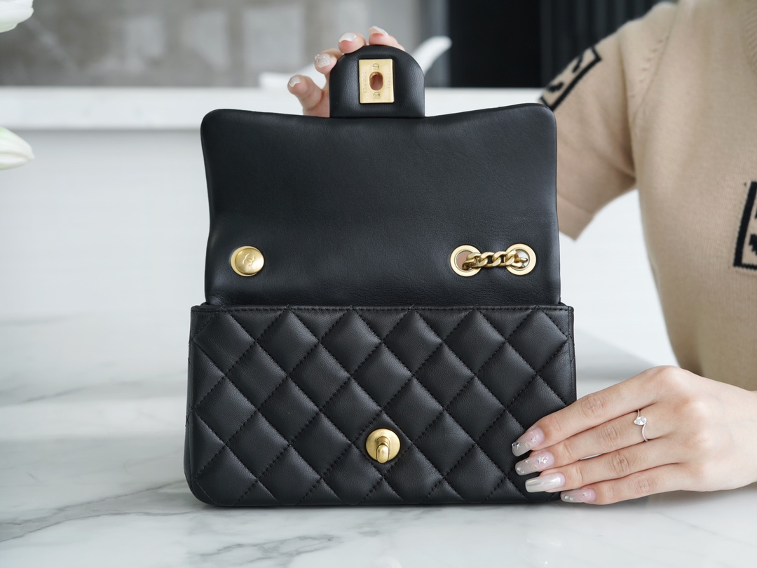 샤넬 클래식 플랩백 뉴미니 블랙 금장 까멜리아