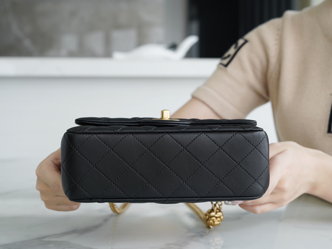 샤넬 클래식 플랩백 뉴미니 블랙 금장 까멜리아