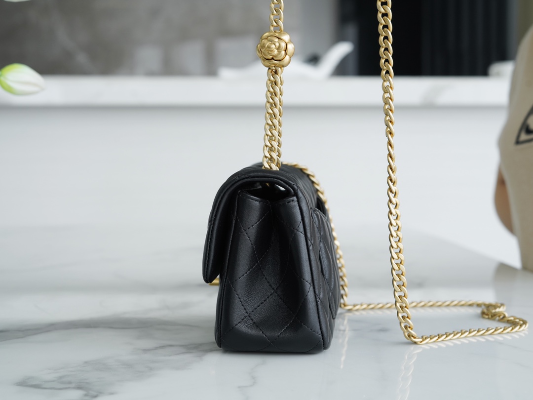 샤넬 클래식 플랩백 뉴미니 블랙 금장 까멜리아