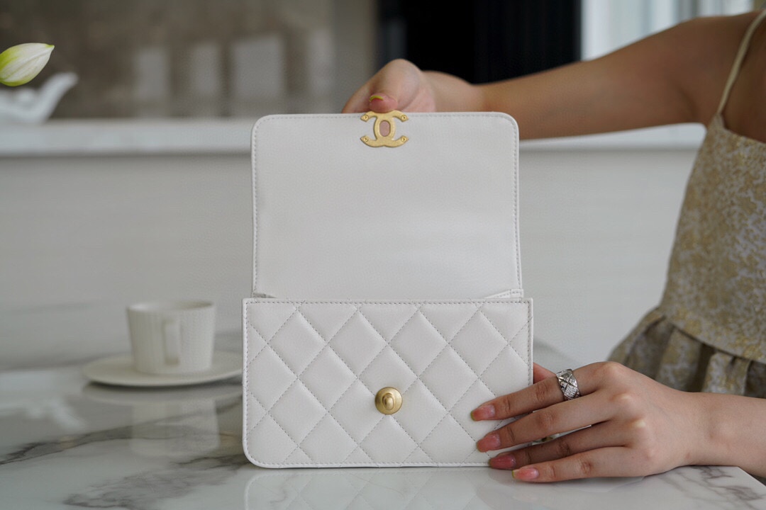 샤넬 클래식 미니 WOC 19 화이트