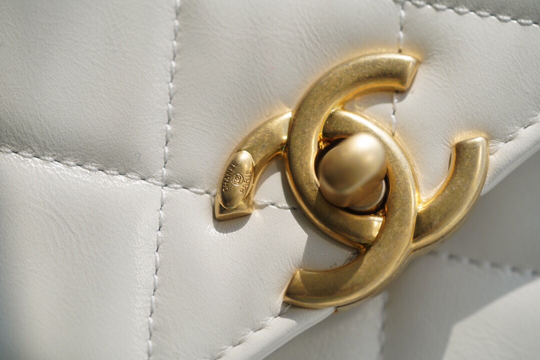 샤넬 클래식 미니 WOC 19 화이트