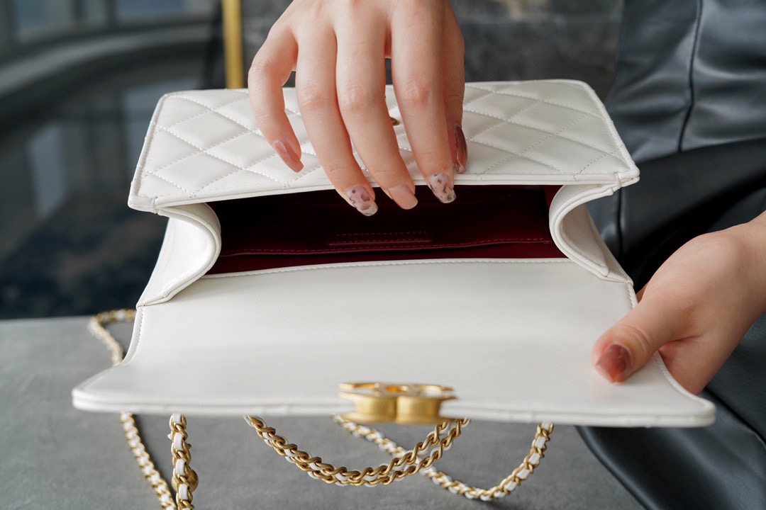 샤넬 클래식 미니 WOC 22 화이트