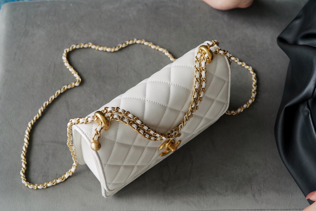 샤넬 클래식 미니 WOC 22 화이트