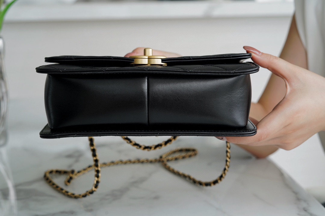 샤넬 클래식 미니 WOC 22 블랙