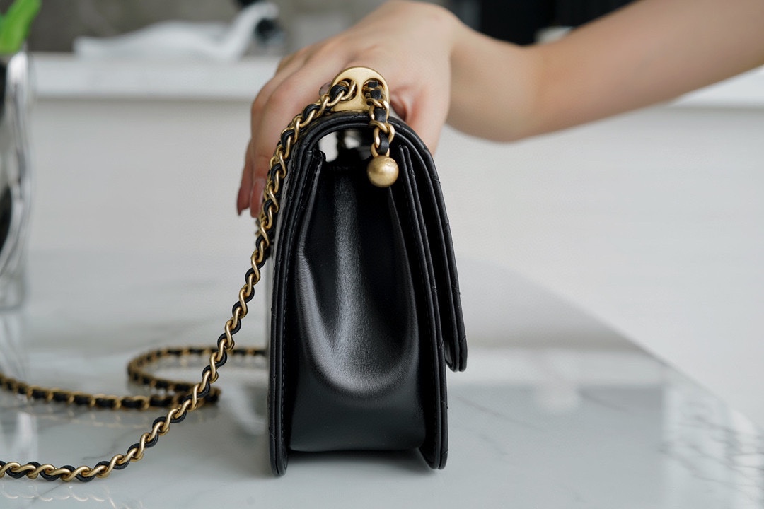 샤넬 클래식 미니 WOC 22 블랙