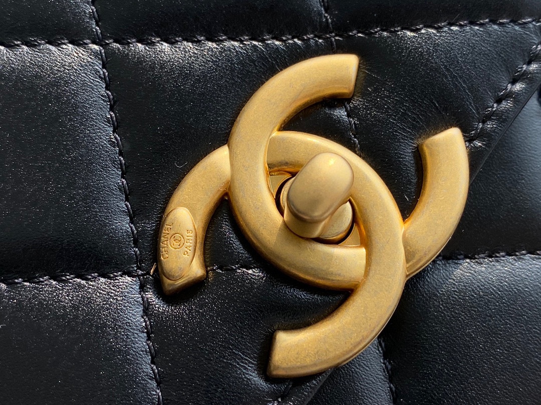 샤넬 클래식 미니 WOC 22 블랙