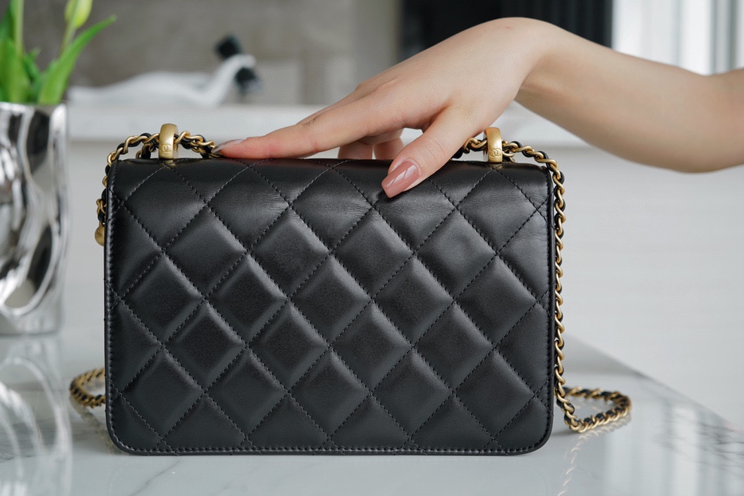 샤넬 클래식 미니 WOC 22 블랙