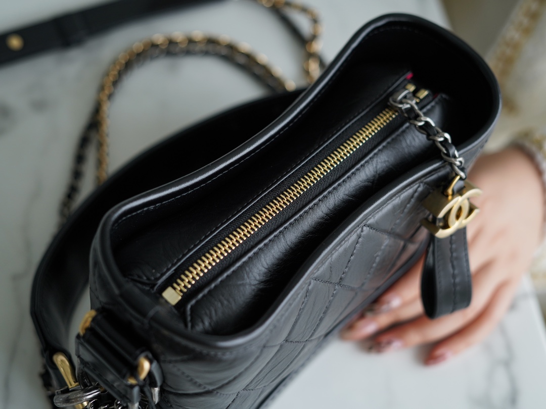 샤넬 클래식 가브리엘 스트랩 로고 호보백 스몰