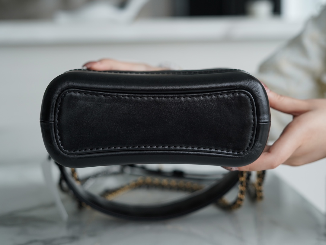 샤넬 클래식 가브리엘 스트랩 로고 호보백 스몰