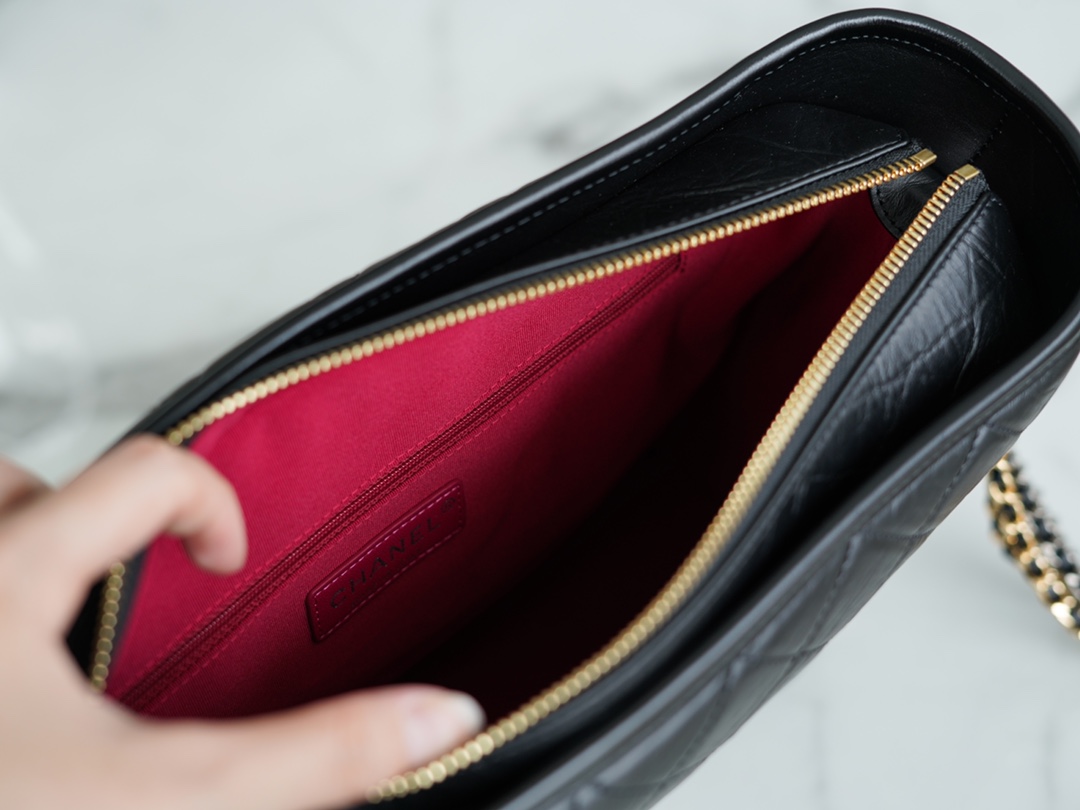 샤넬 클래식 가브리엘 스트랩 로고 호보백 미듐