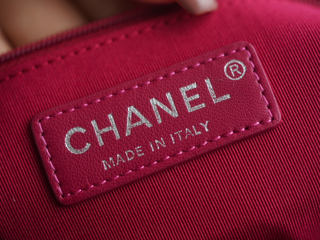 샤넬 클래식 가브리엘 스트랩 로고 호보백 미듐