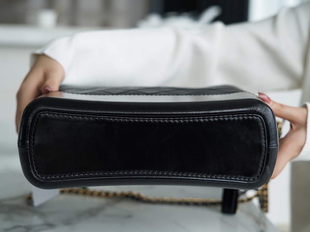 샤넬 클래식 가브리엘 스트랩 로고 호보백 미듐