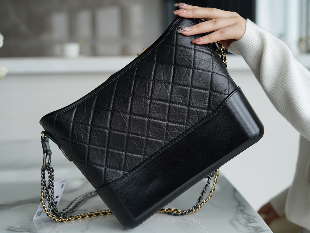 샤넬 클래식 가브리엘 스트랩 로고 호보백 미듐