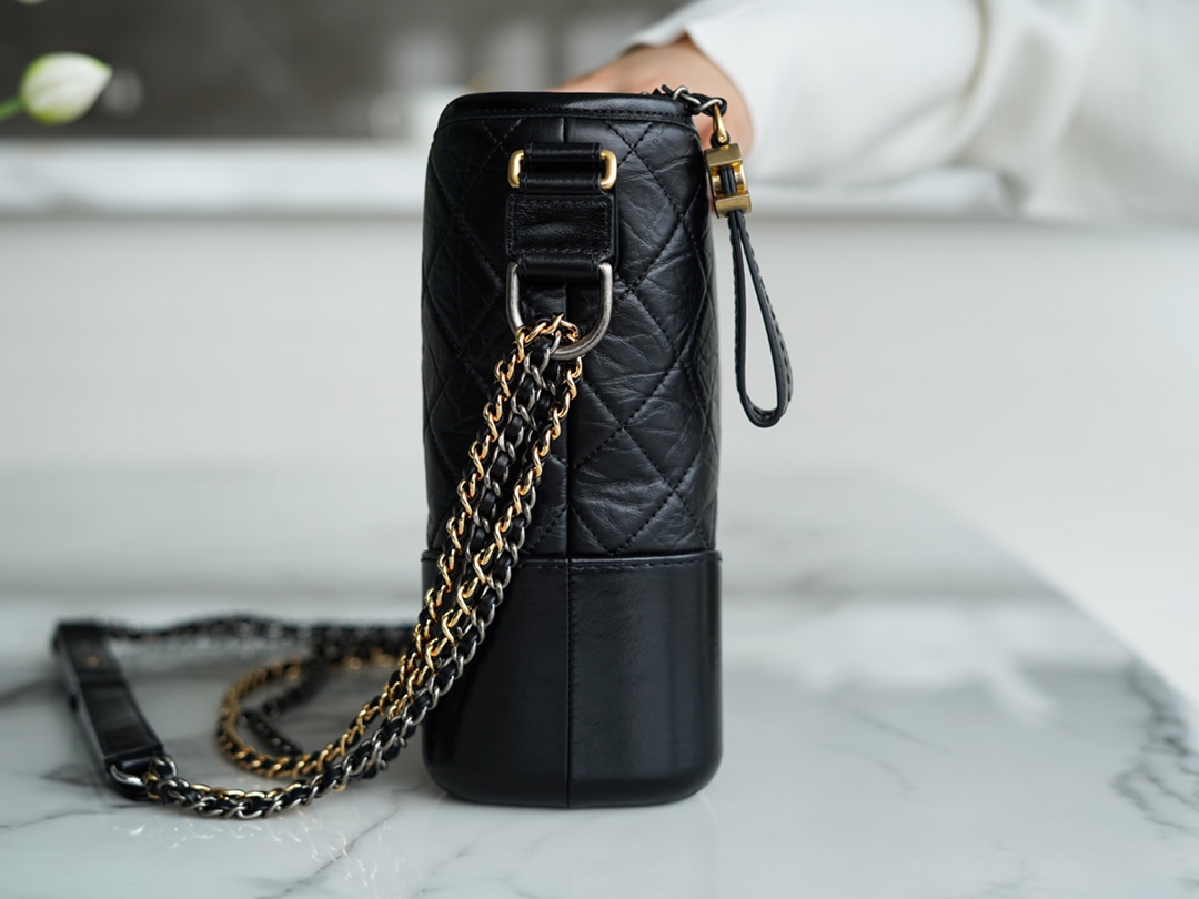 샤넬 클래식 가브리엘 스트랩 로고 호보백 미듐