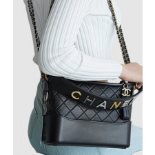 샤넬 클래식 가브리엘 스트랩 로고 호보백 미듐