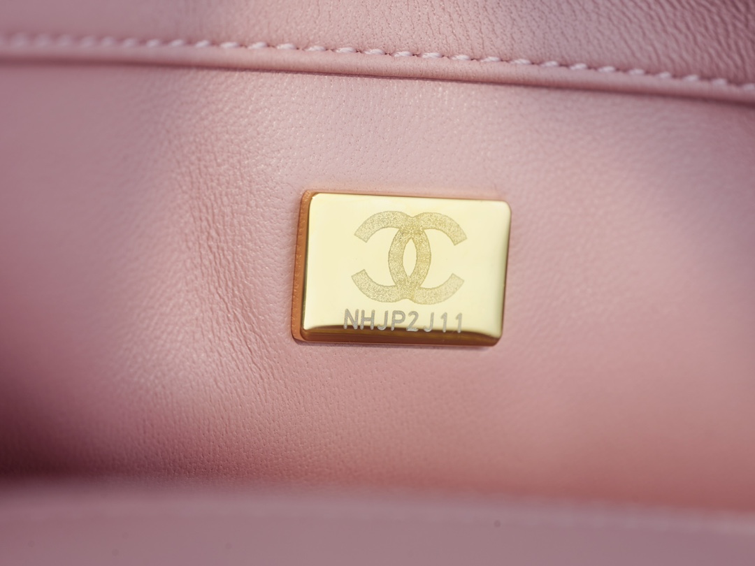 샤넬 클래식 메탈볼 플랩백 핑크 금장 램스킨