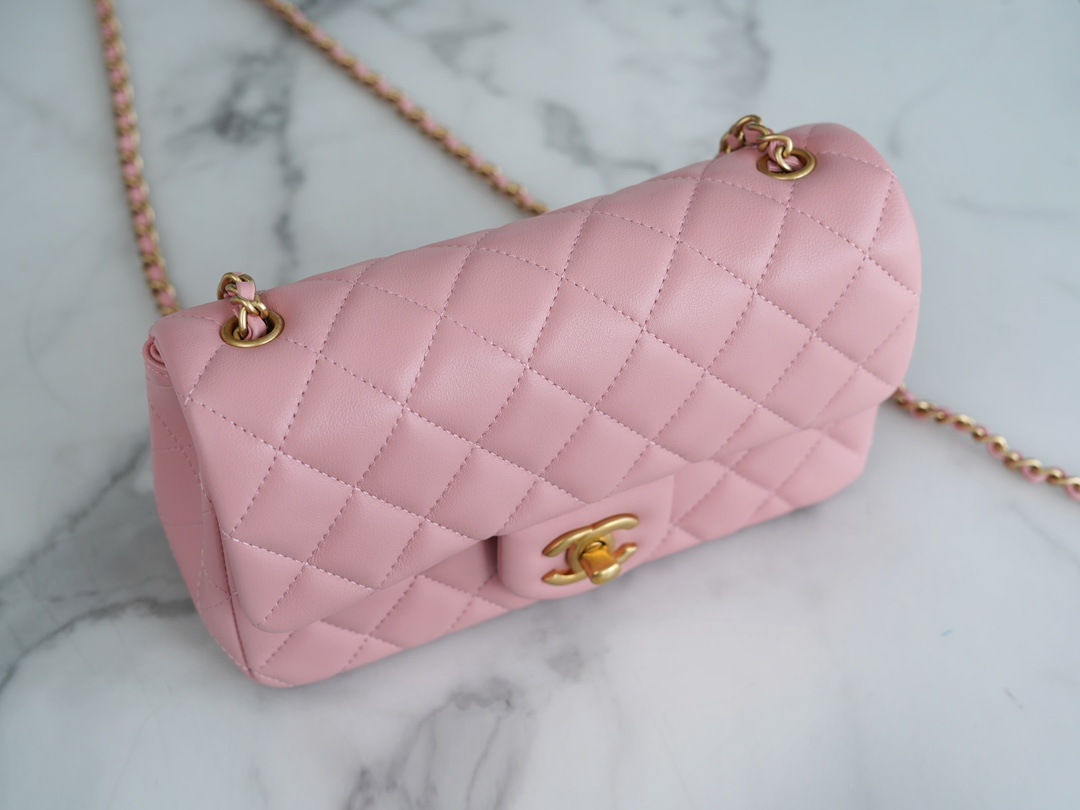 샤넬 클래식 메탈볼 플랩백 핑크 금장 램스킨