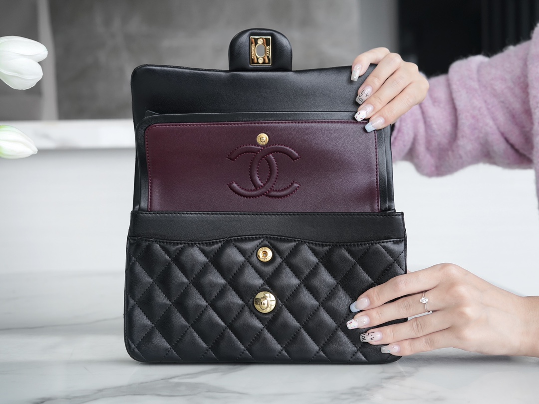 샤넬 클래식 플랩백 스몰 블랙 금장 램스킨