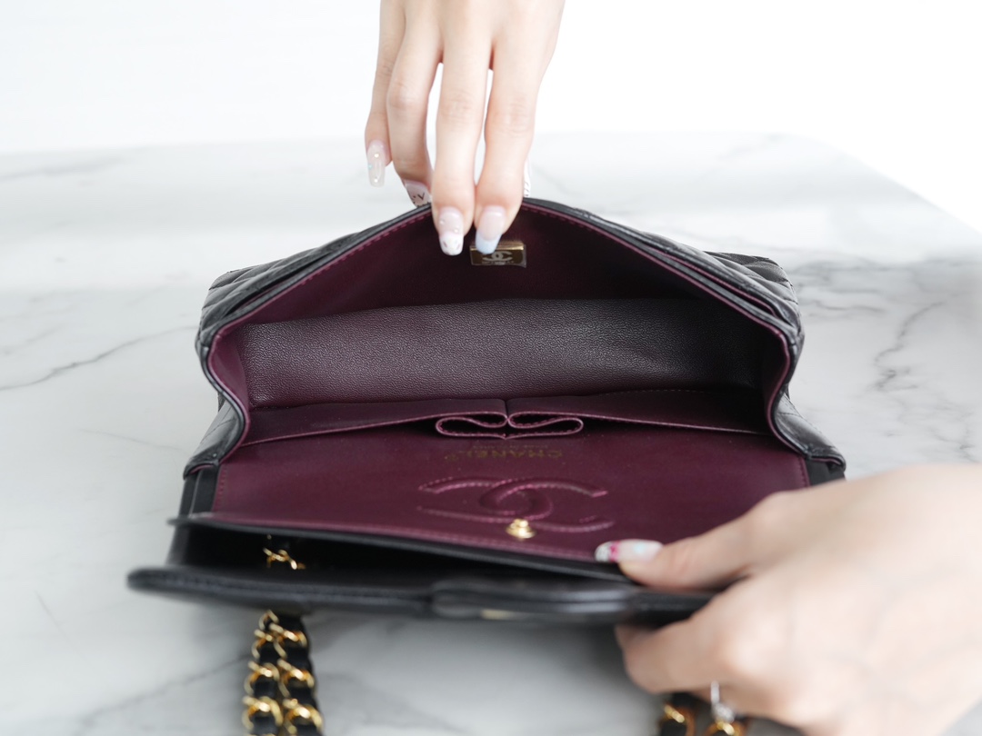 샤넬 클래식 플랩백 스몰 블랙 금장 램스킨