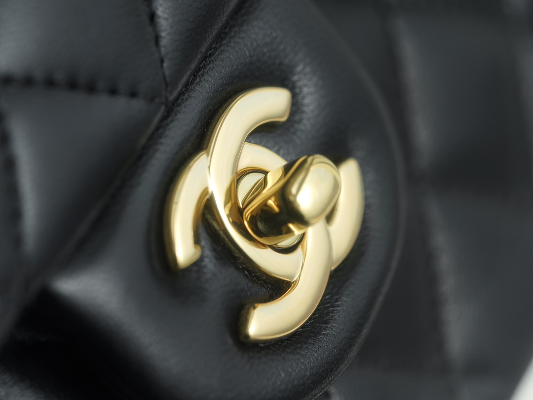 샤넬 클래식 플랩백 스몰 블랙 금장 램스킨