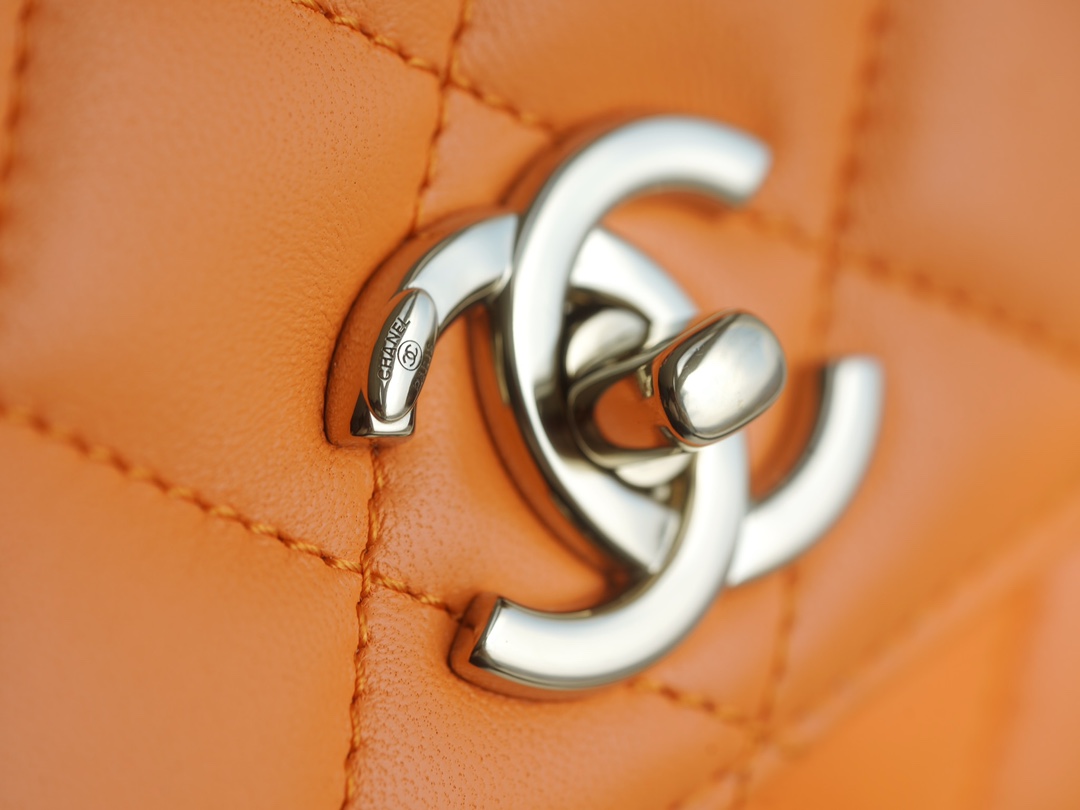 샤넬 클래식 탑핸들 미니 백 캬라멜 램스킨 은장