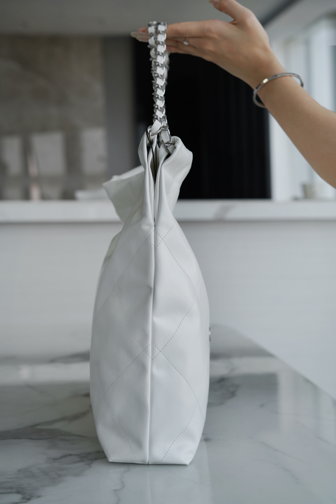 샤넬 22백 미듐 화이트 은장